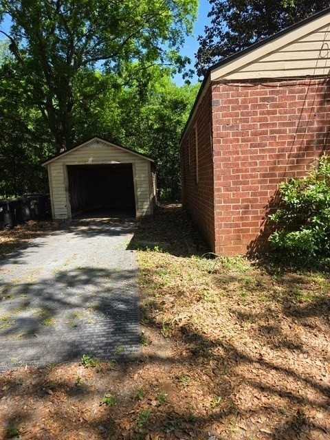 2443 S Lumpkin Rd - Photo 3 of 19