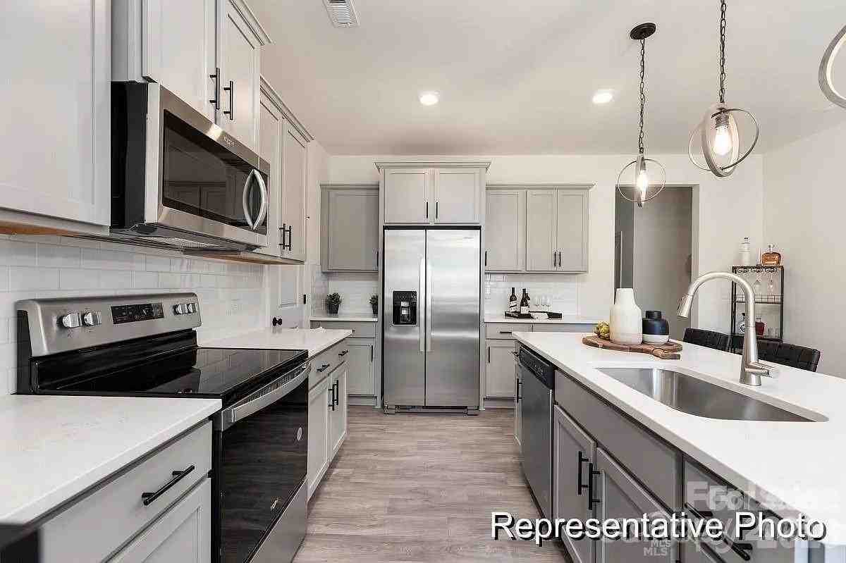 1036 Pickering Pl - Photo 2 of 14