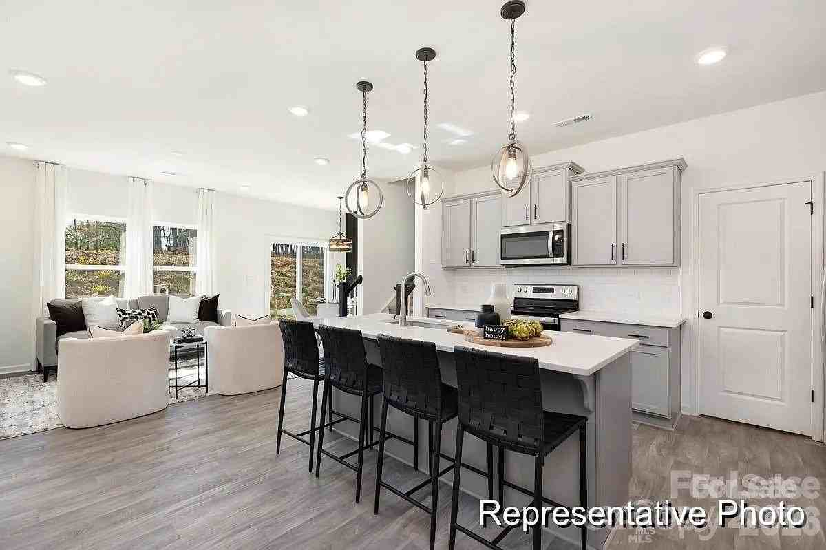 1036 Pickering Pl - Photo 3 of 14