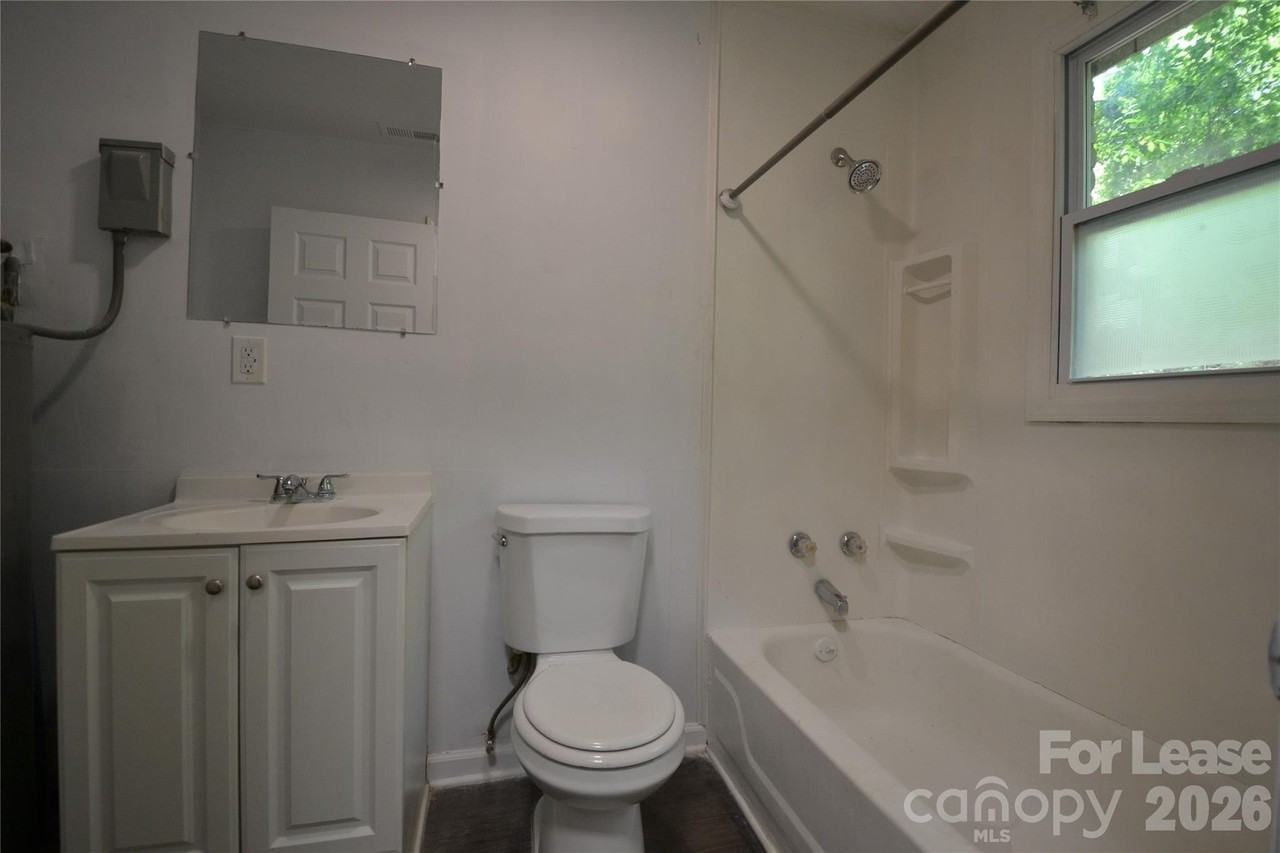1212 Essex St #3 - Photo 4 of 16