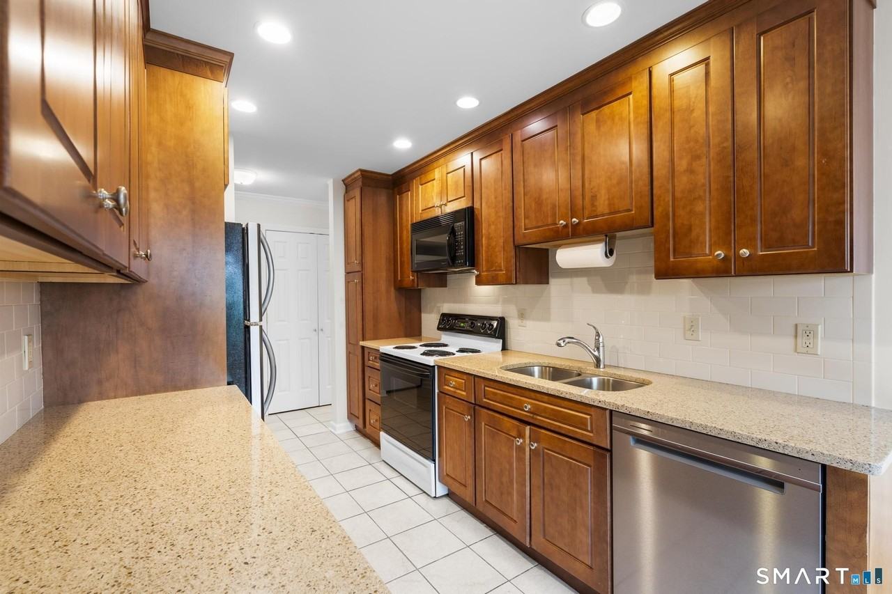 132 Southport Woods Dr #132 - Photo 7 of 38