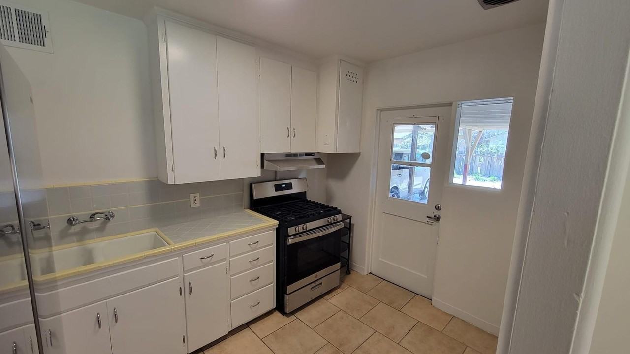 2141 E Osborn Rd - Photo 7 of 12