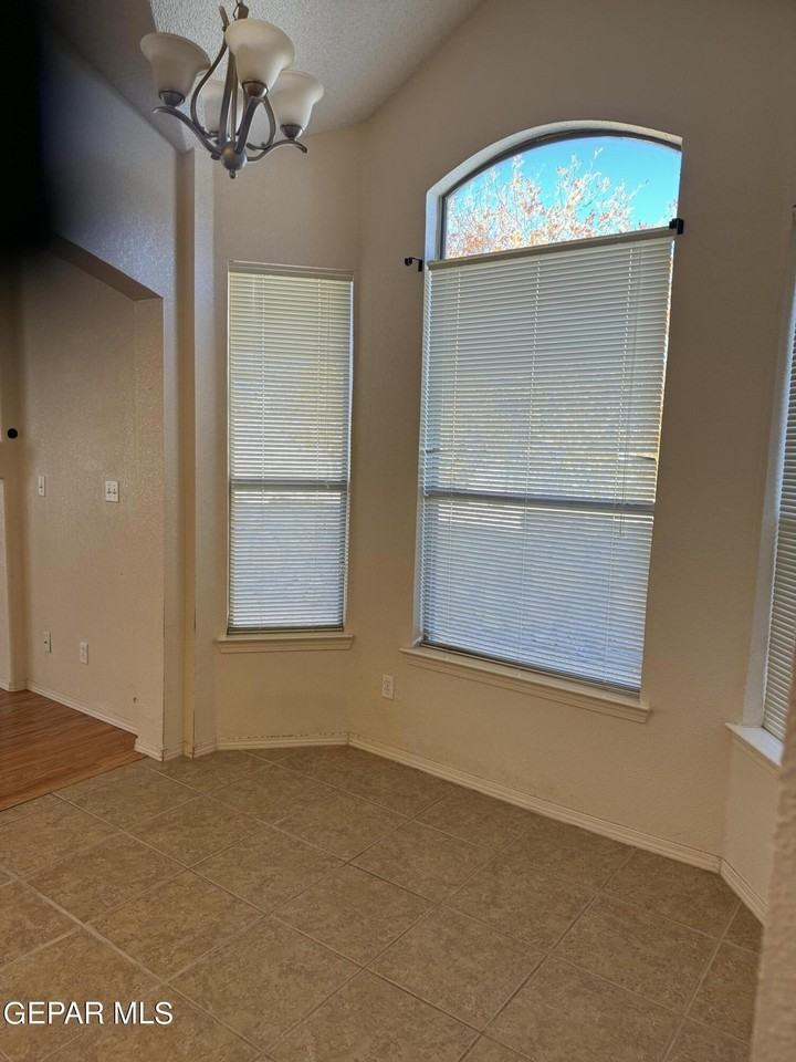 10899 Northview Dr - Photo 2 of 9