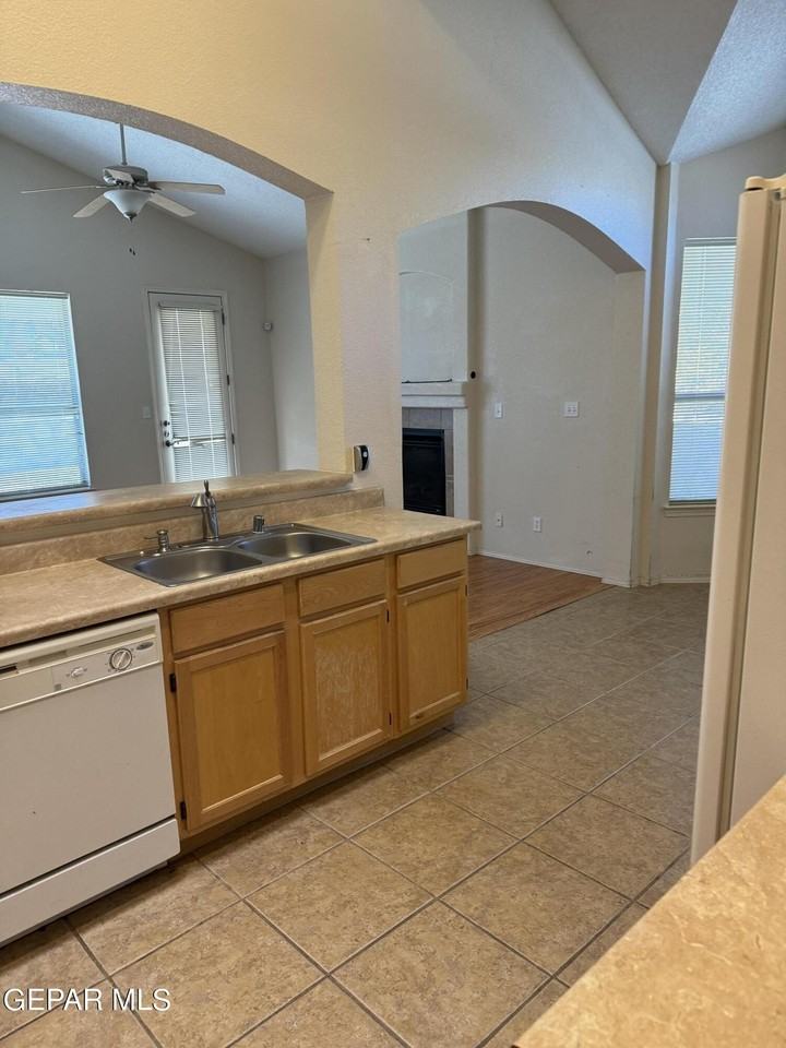 10899 Northview Dr - Photo 4 of 9