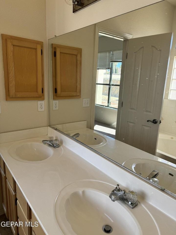 10899 Northview Dr - Photo 6 of 9