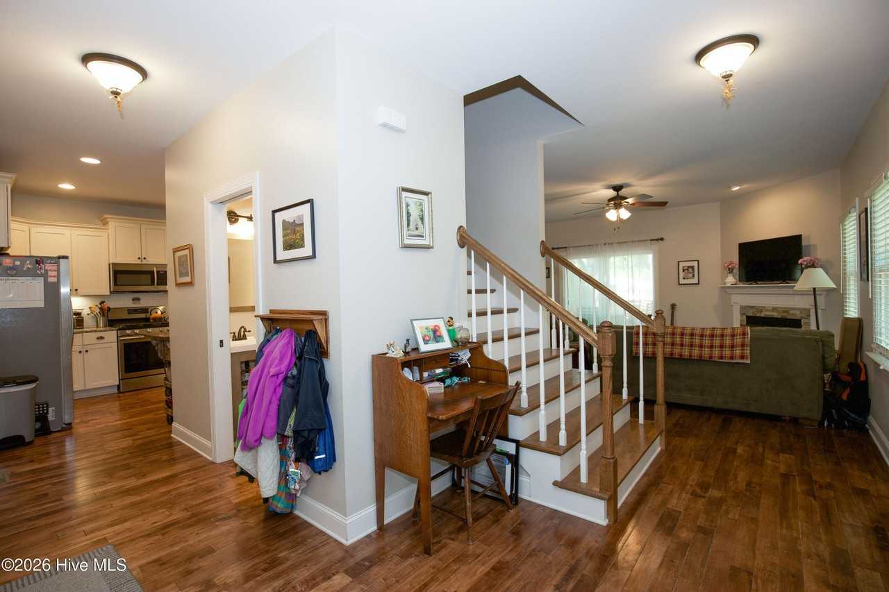 430 N Leak St - Photo 4 of 42