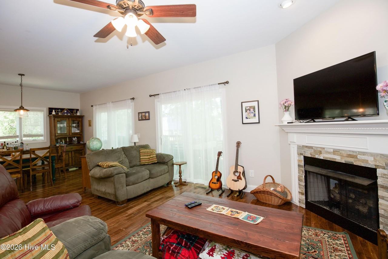 430 N Leak St - Photo 5 of 42