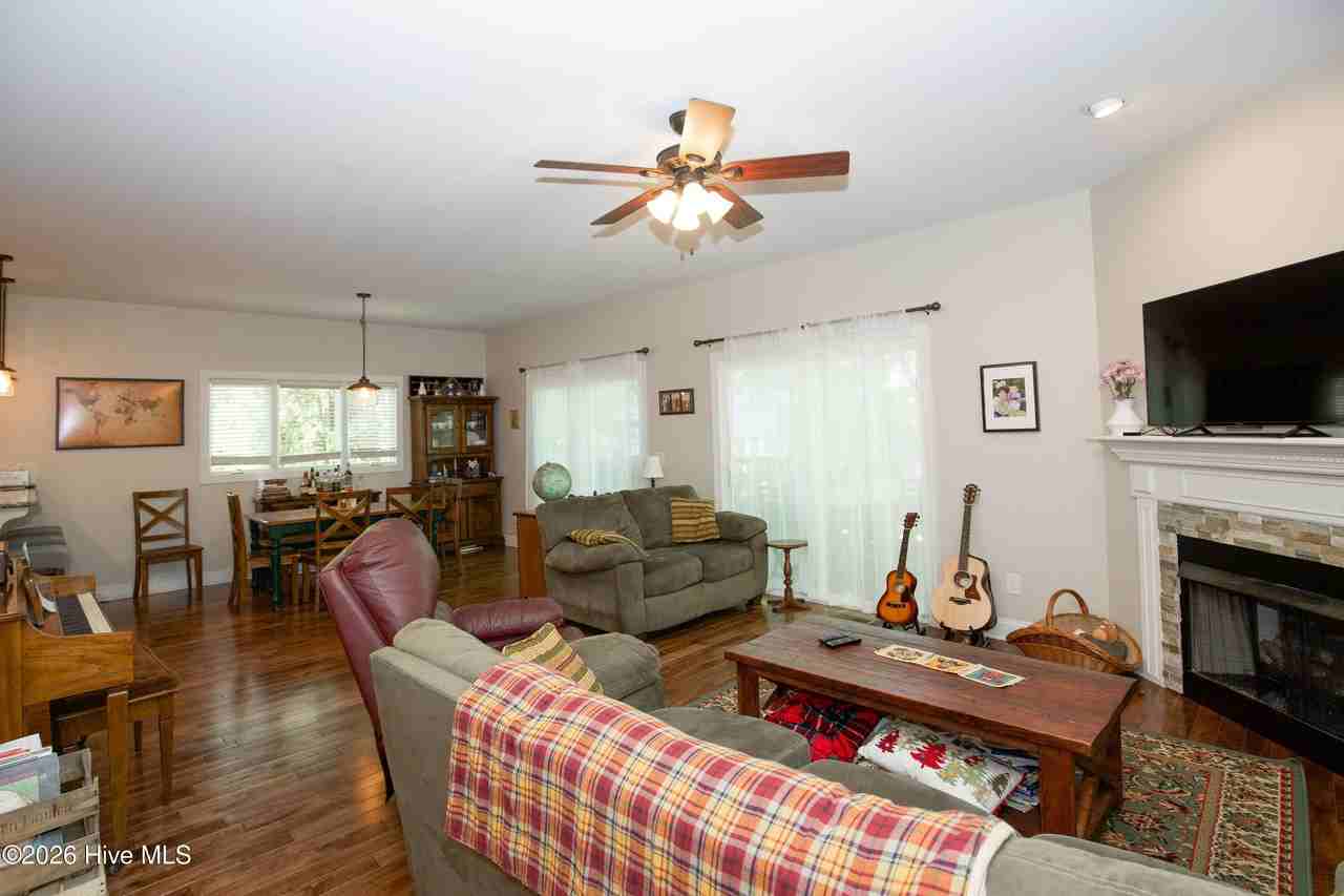 430 N Leak St - Photo 6 of 42