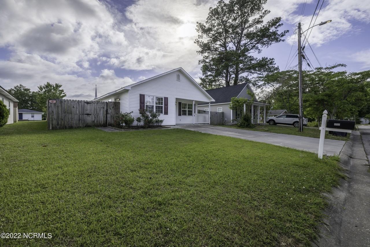 129 Sanders St - Photo 2 of 18