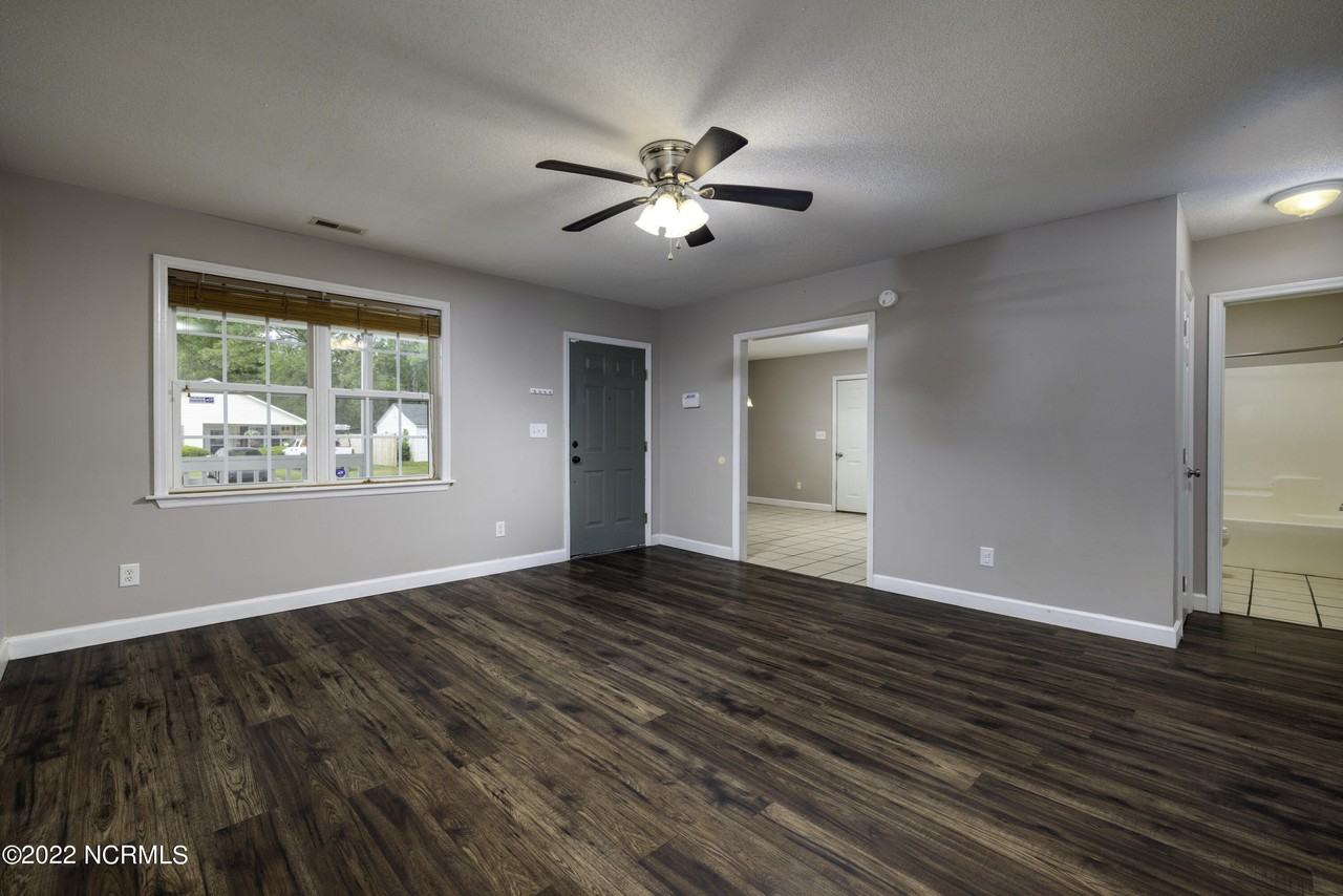 129 Sanders St - Photo 3 of 18