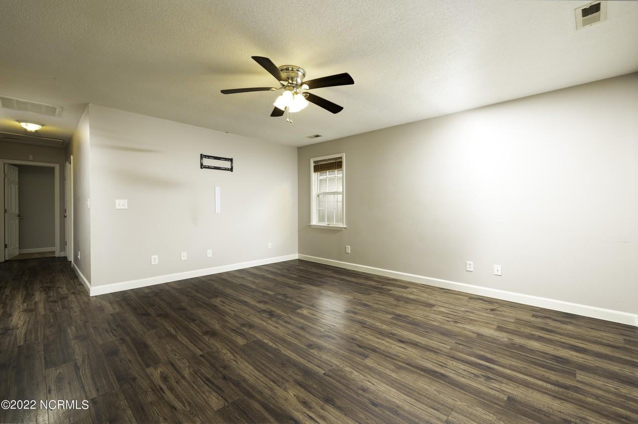 129 Sanders St - Photo 4 of 18