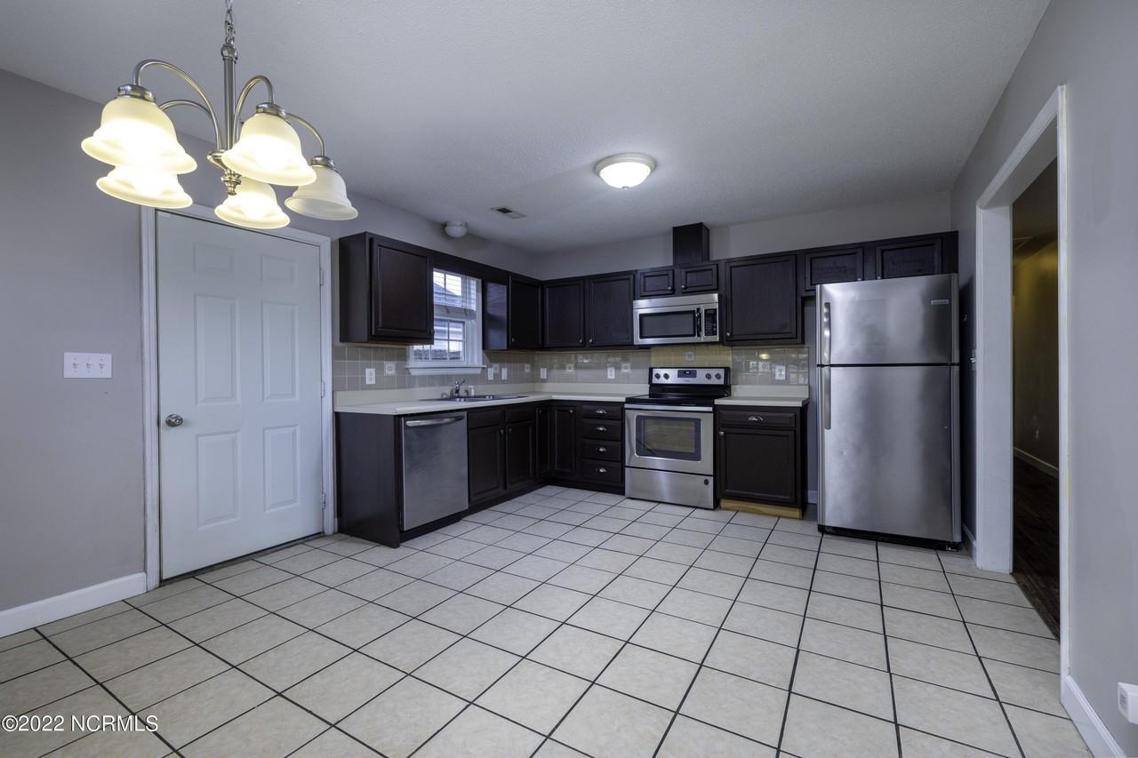 129 Sanders St - Photo 5 of 18