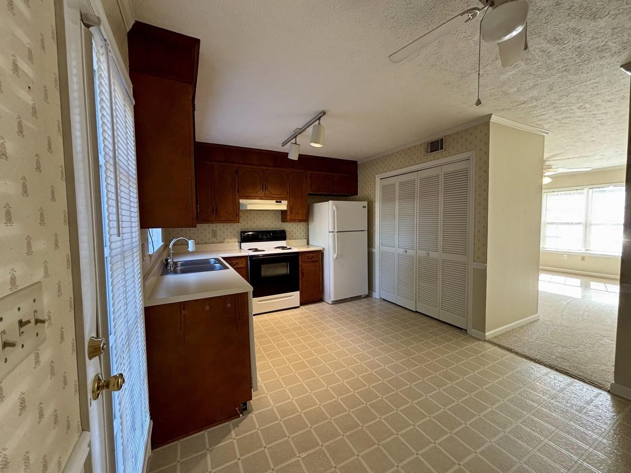 1536 Elizabeth St - Photo 2 of 14