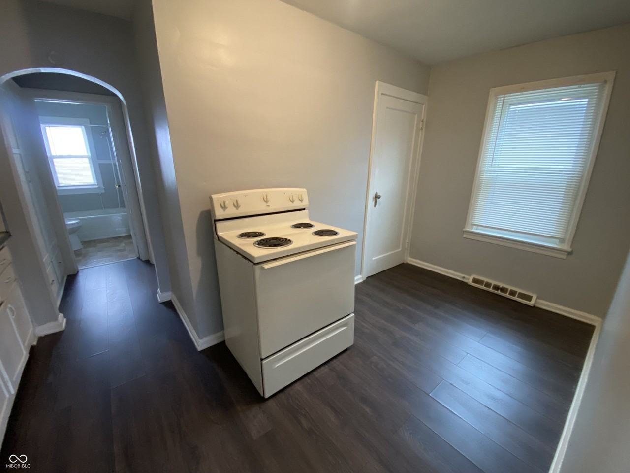 1308 N Chester Ave - Photo 4 of 10