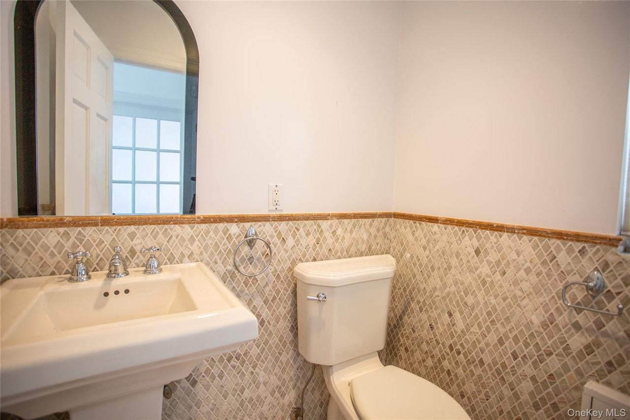 540 E Chester St - Photo 4 of 21