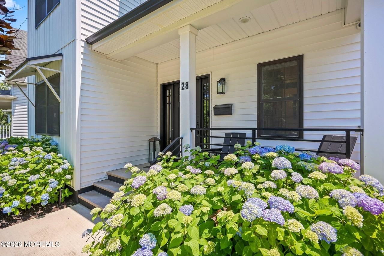 28 Rector Pl - Photo 7 of 50