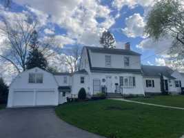 featured image of 3 Lakeview Dr