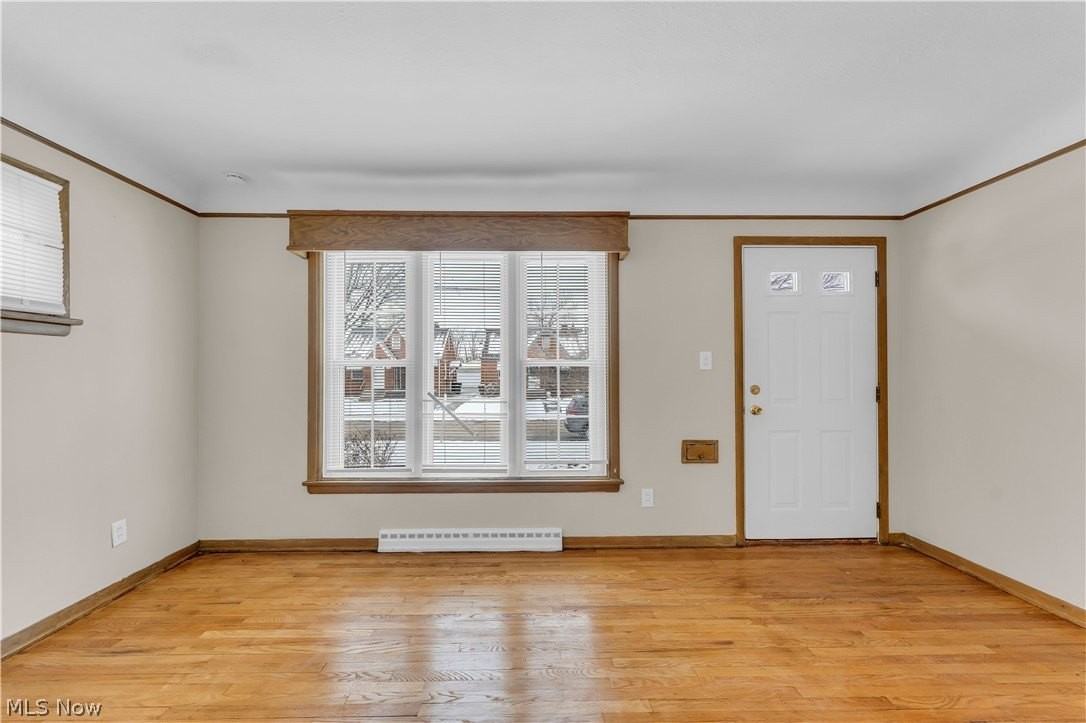 21980 Ivan Ave - Photo 3 of 29