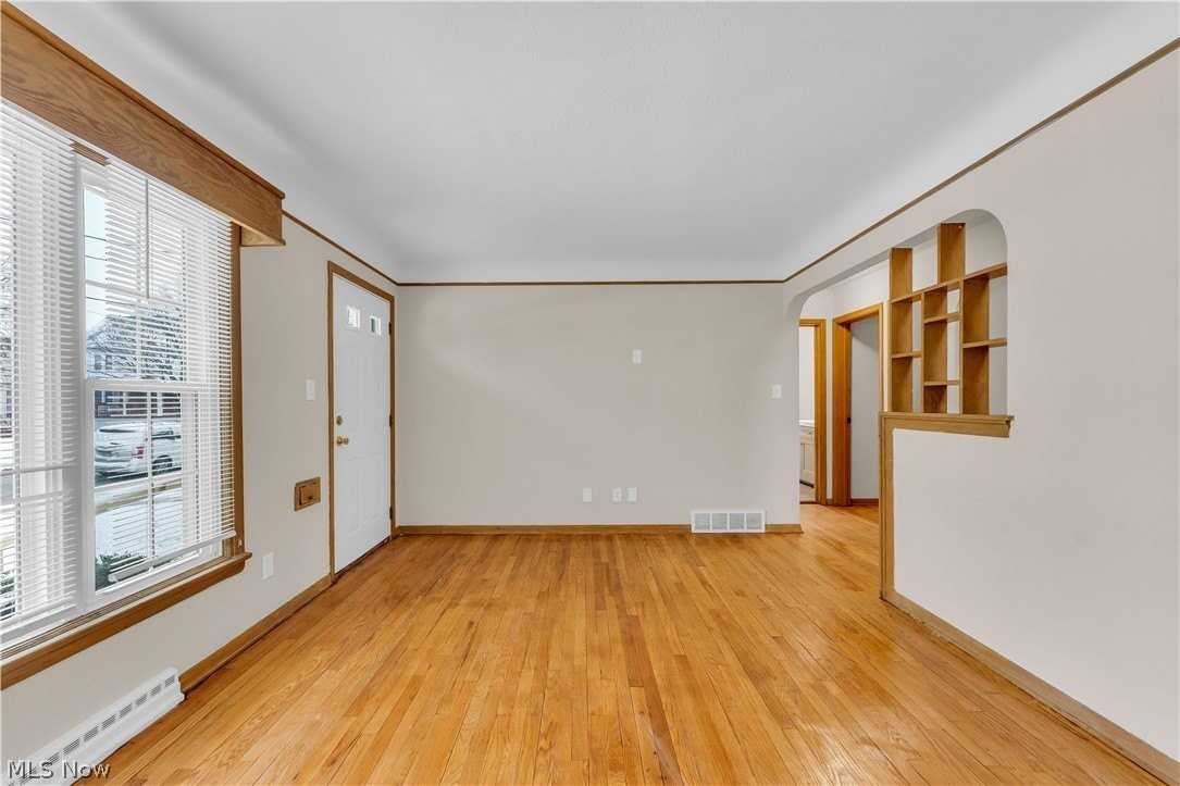21980 Ivan Ave - Photo 4 of 29