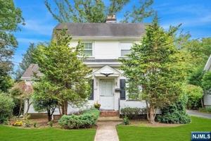 featured image of 352 Durie Ave