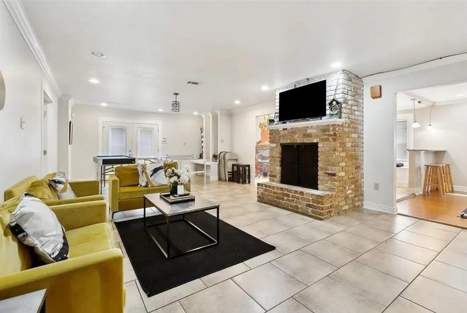 Charlotte Dr - Photo 2 of 9