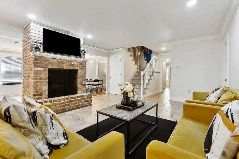 Charlotte Dr - Photo 4 of 9