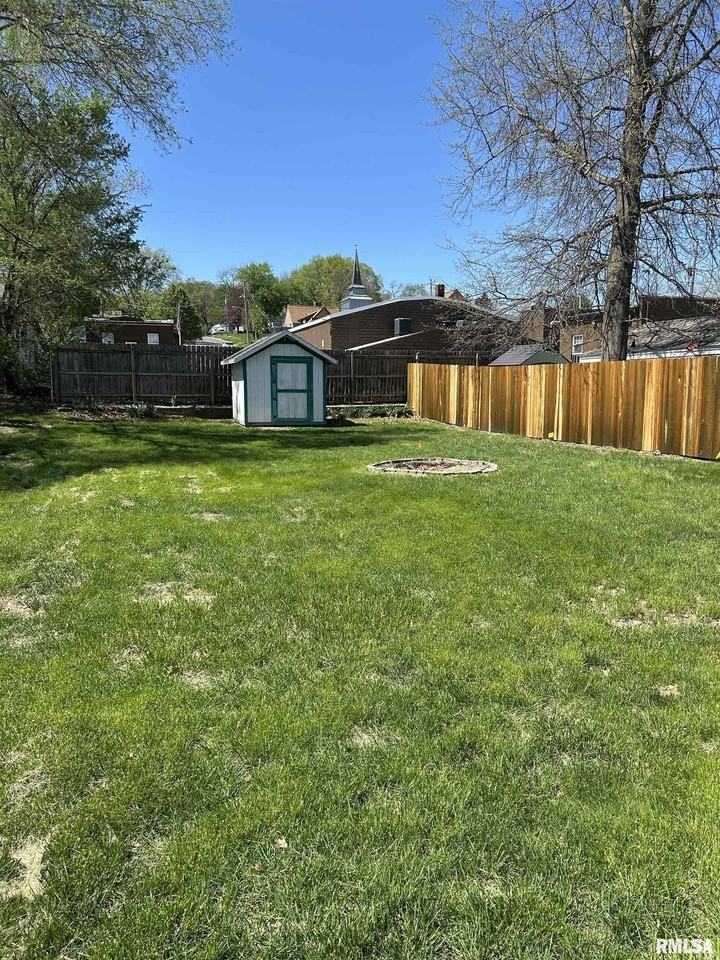 405 Keller St - Photo 3 of 33