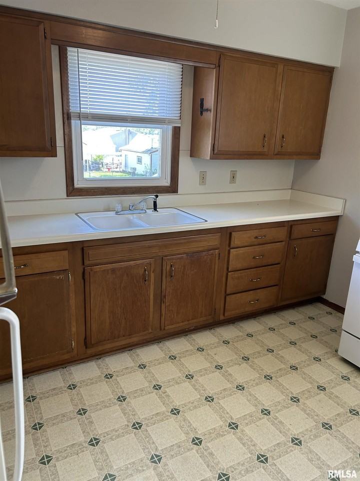 405 Keller St - Photo 5 of 33