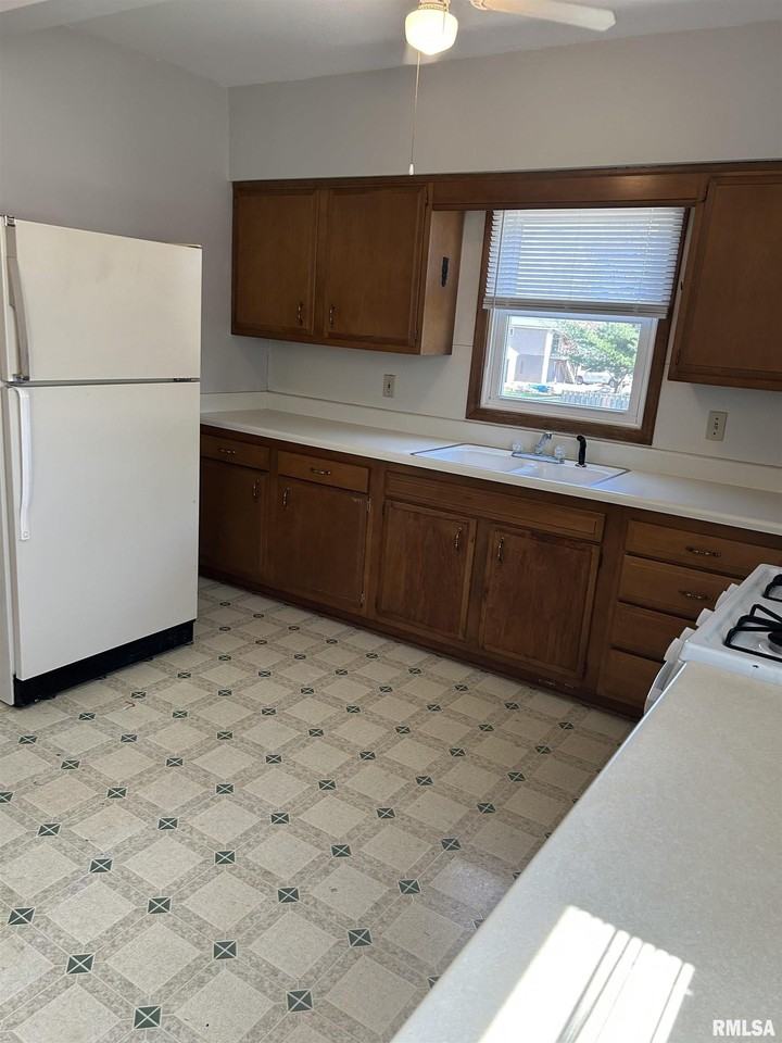 405 Keller St - Photo 6 of 33