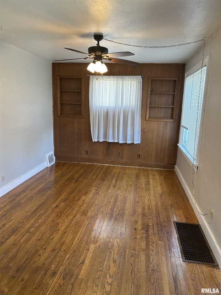 405 Keller St - Photo 7 of 33