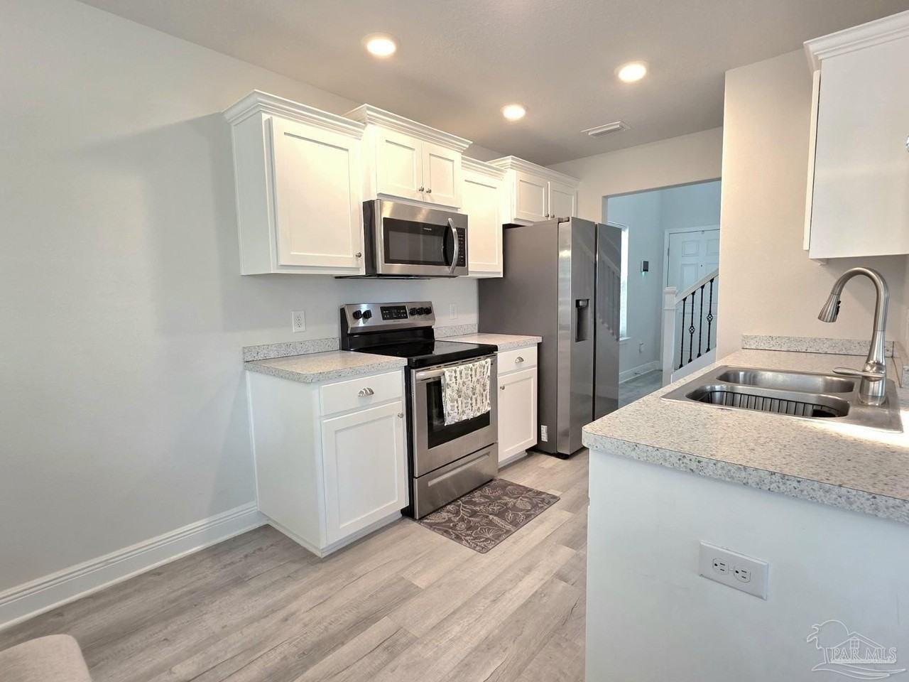 380 Hilburn Ln - Photo 4 of 22