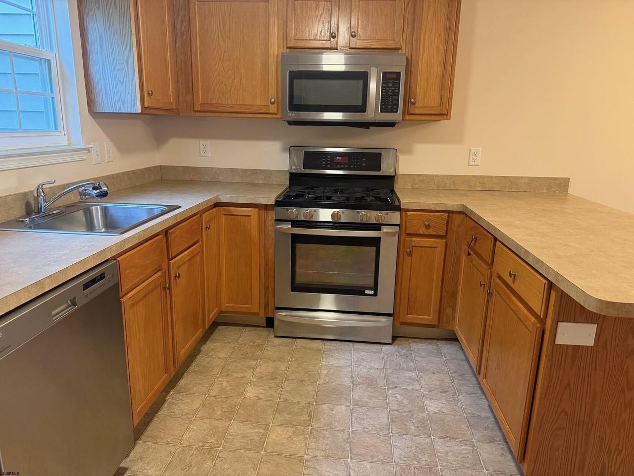 551 Linden Ave - Photo 5 of 12