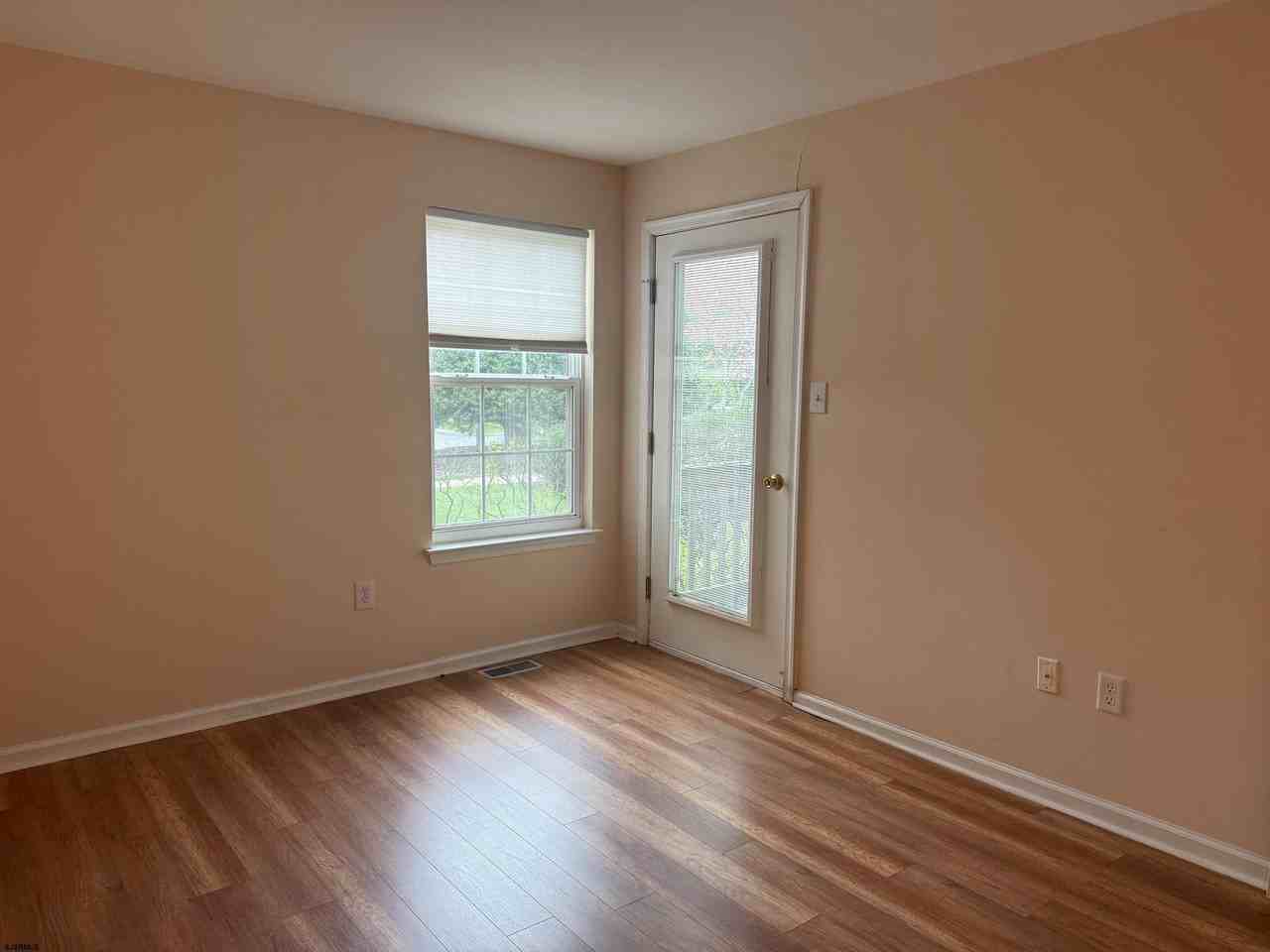 551 Linden Ave - Photo 7 of 12