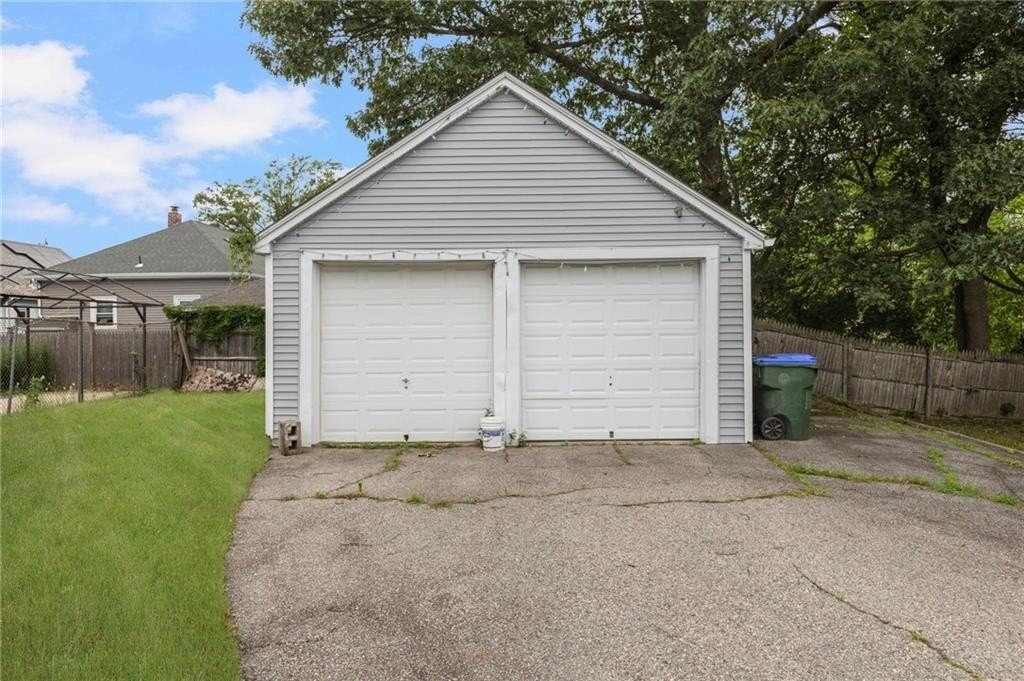 183 Baker St - Photo 3 of 30