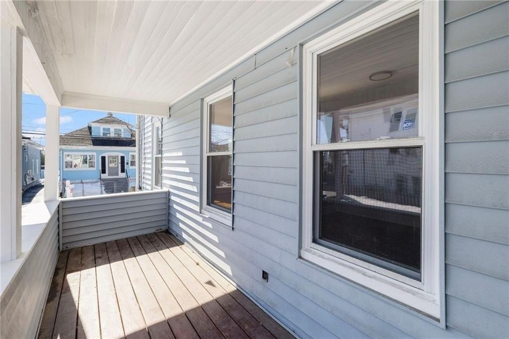 183 Baker St - Photo 4 of 30