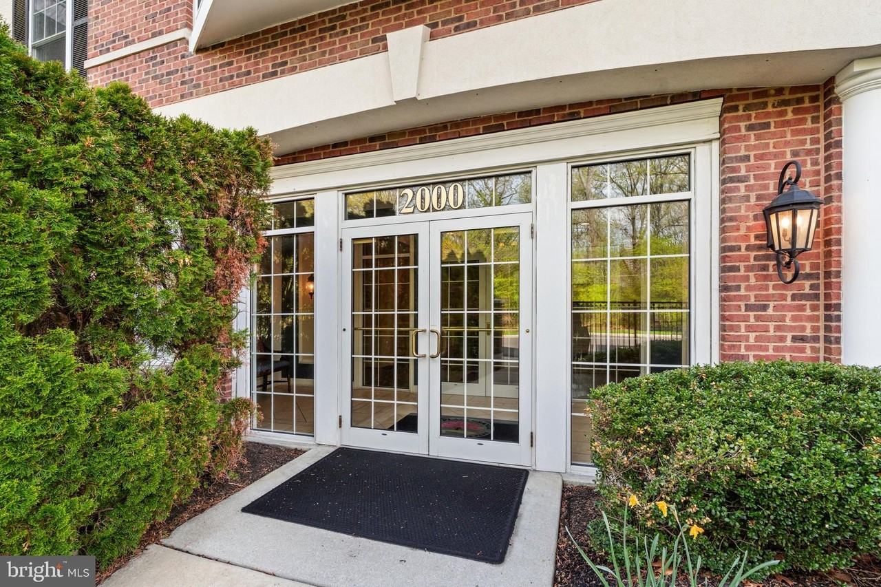 2022 Crescent Way - Photo 3 of 35