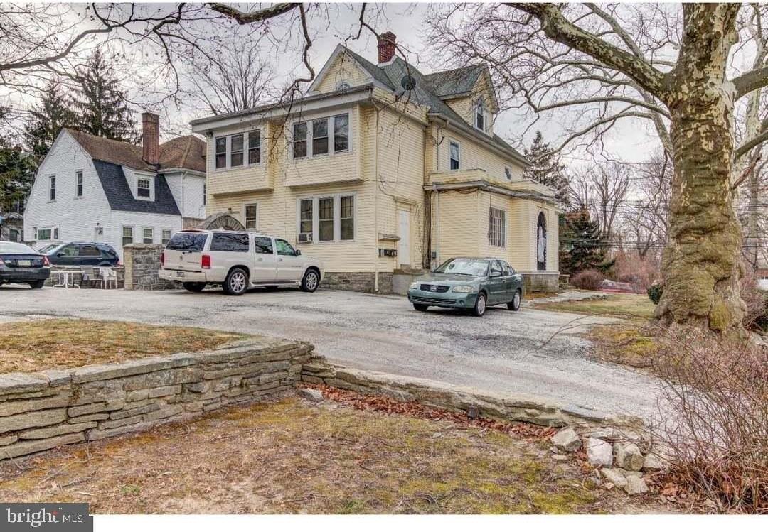 303 Sharon Ave - Photo 3 of 4