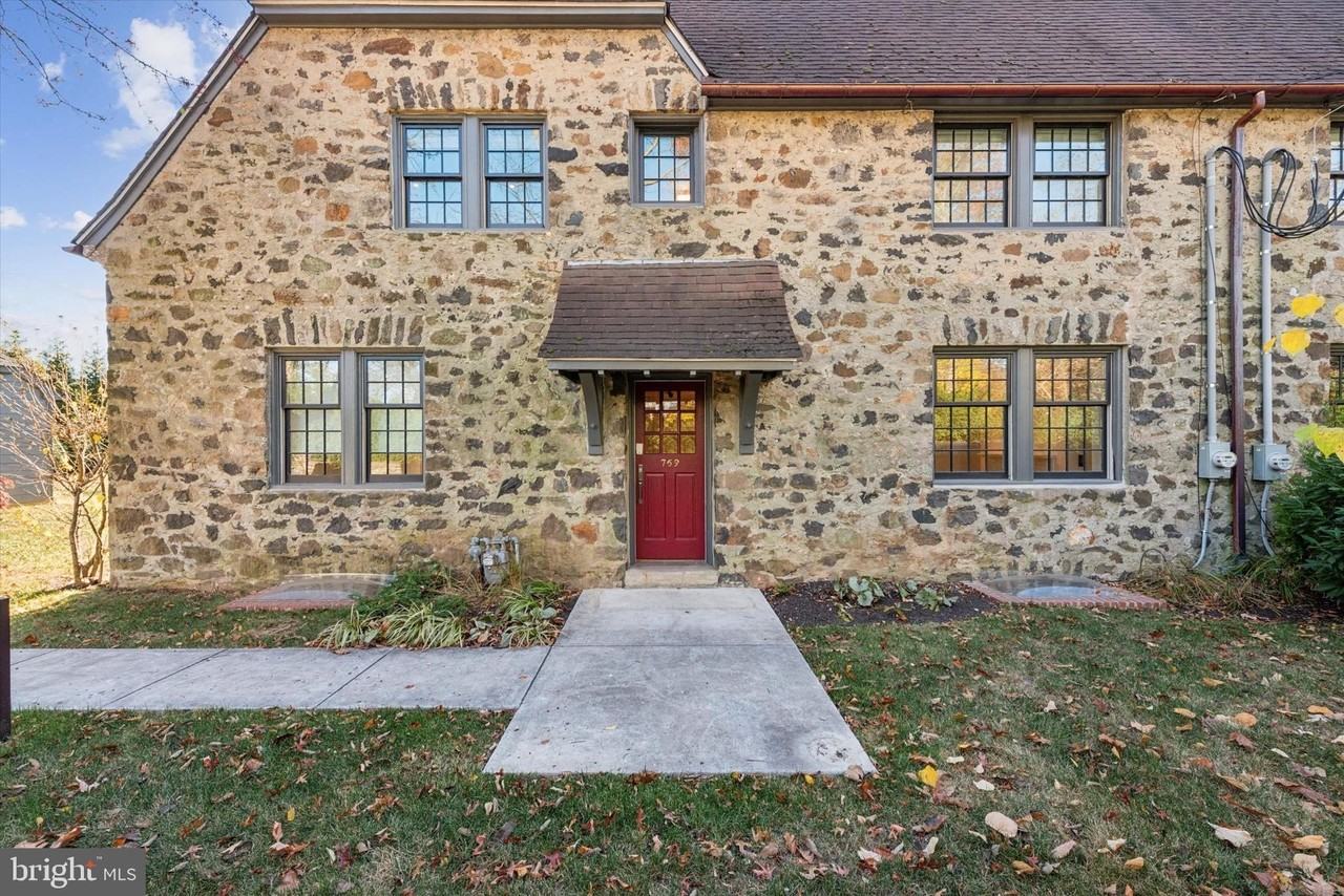 767 Newtown Rd - Photo 3 of 26