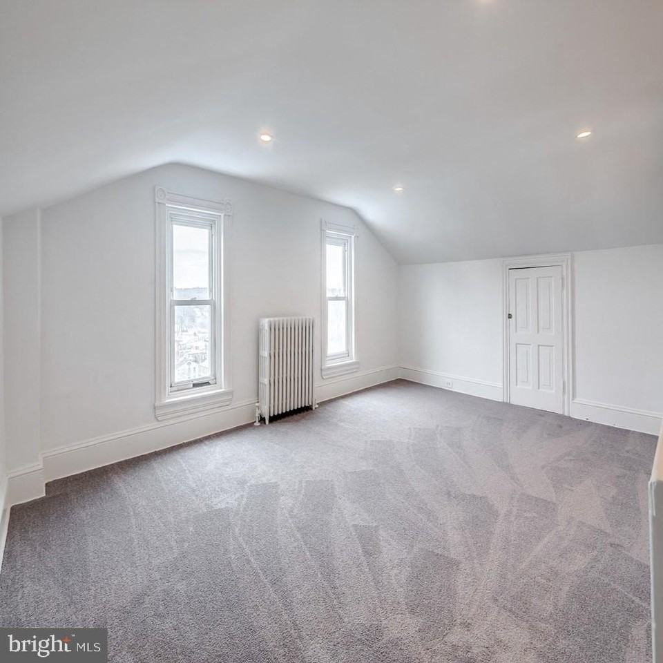 243 Krams Ave - Photo 5 of 19