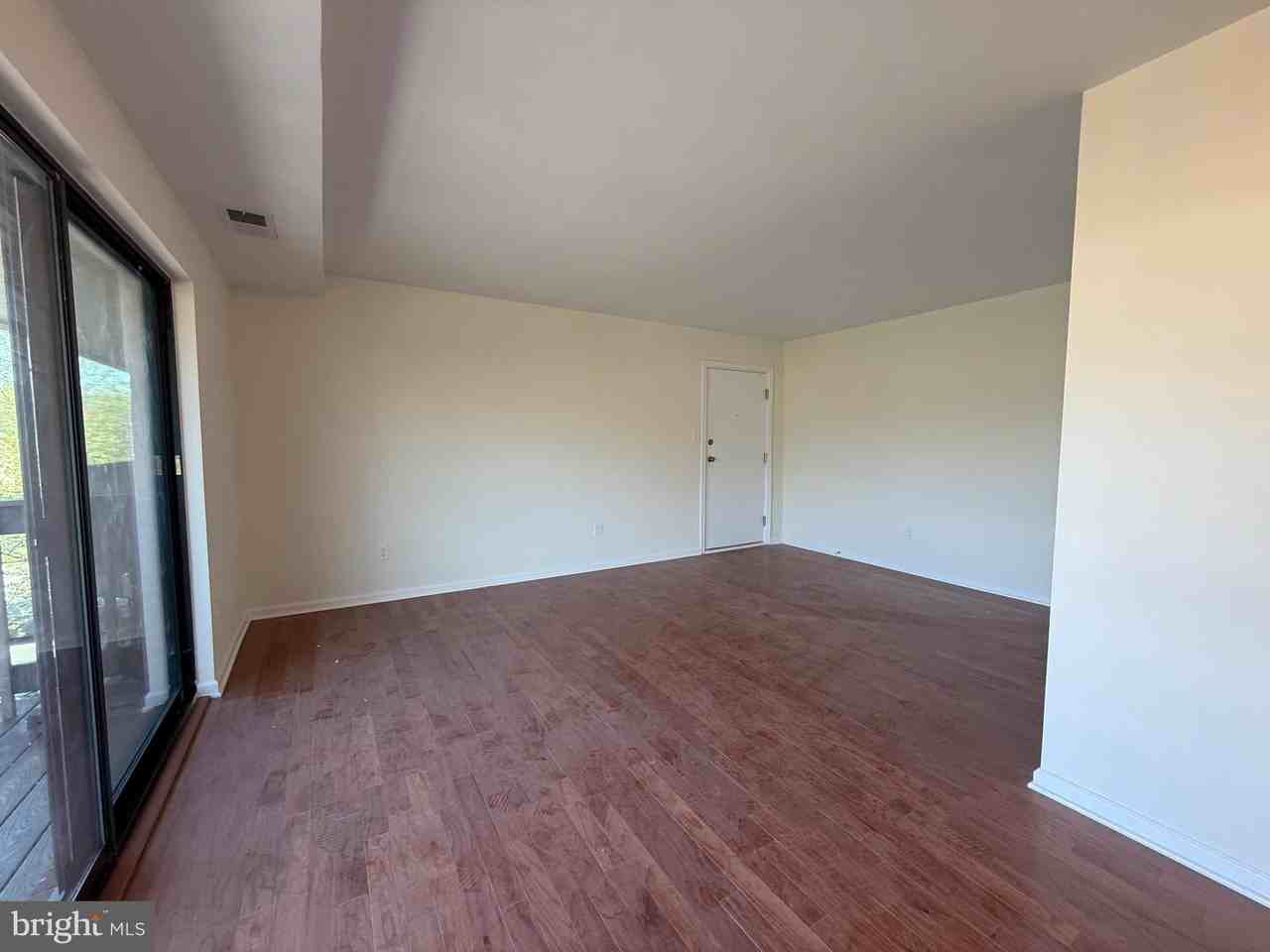 2754 Hollywood Rd #304 - Photo 2 of 14