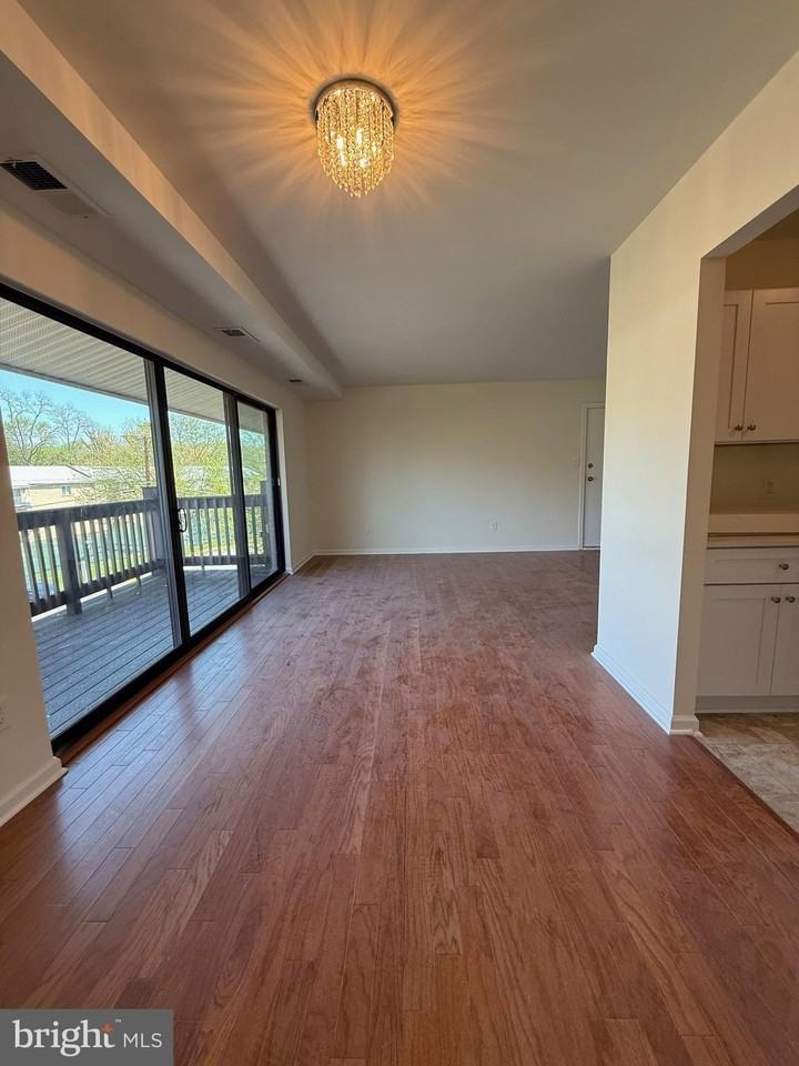 2754 Hollywood Rd #304 - Photo 3 of 14