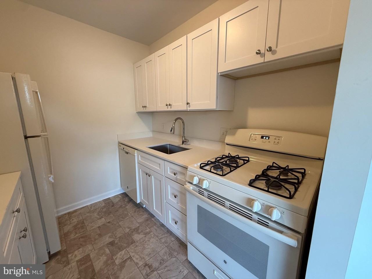 2754 Hollywood Rd #304 - Photo 5 of 14