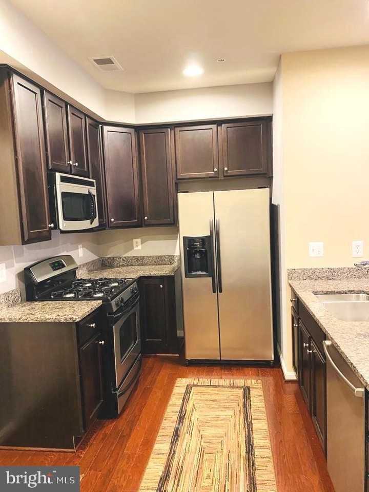 7901 Crescent Park Dr - Photo 5 of 15