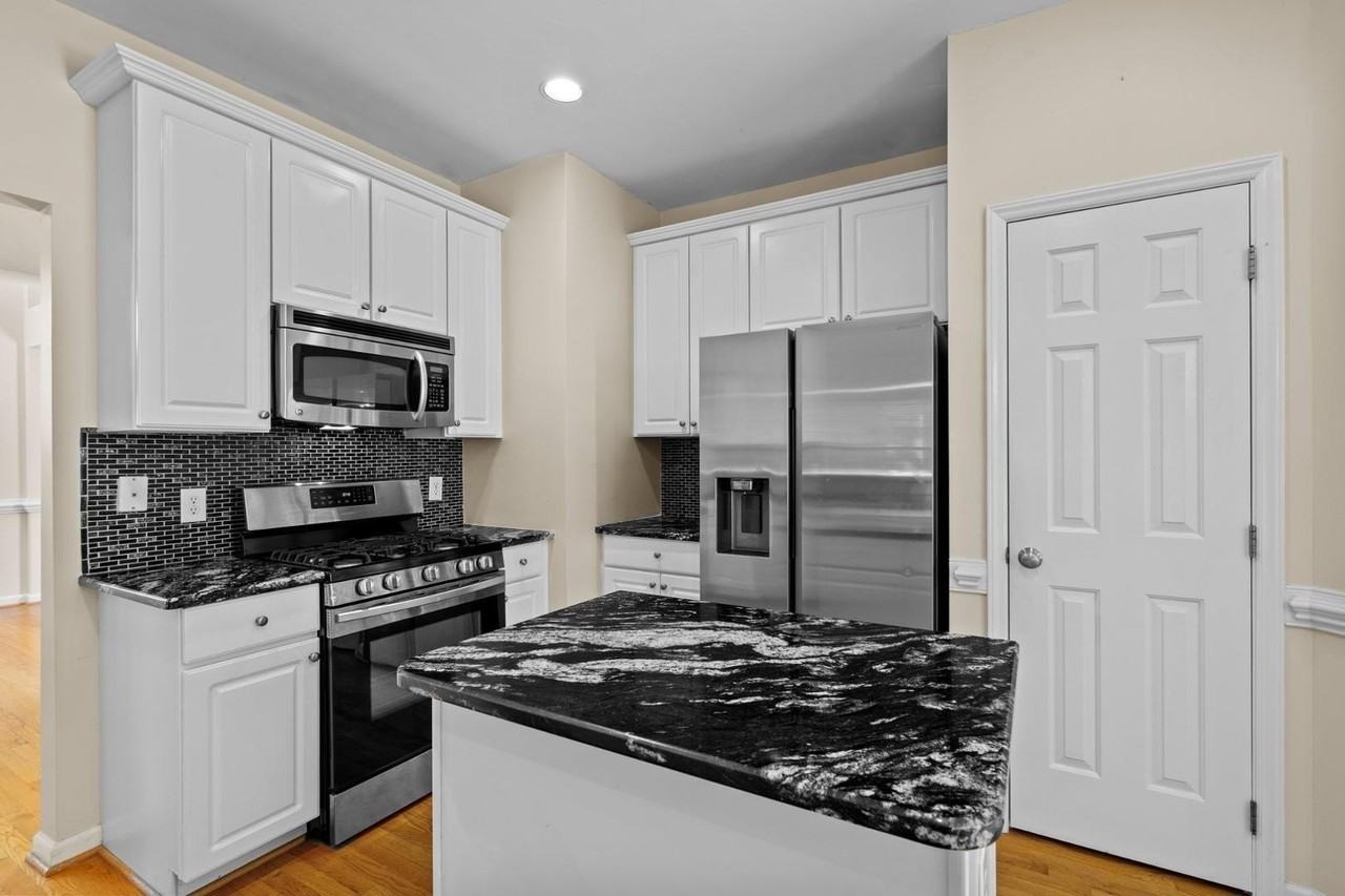 2400 Buckwater Ct - Photo 4 of 39