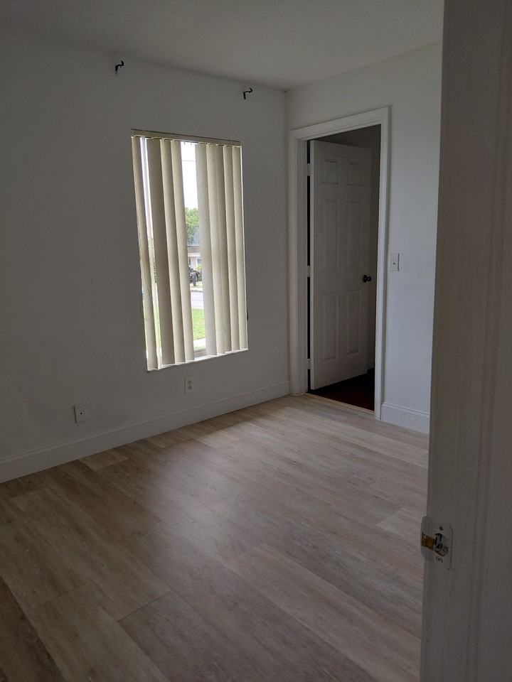 647 Latona Ave - Photo 2 of 4