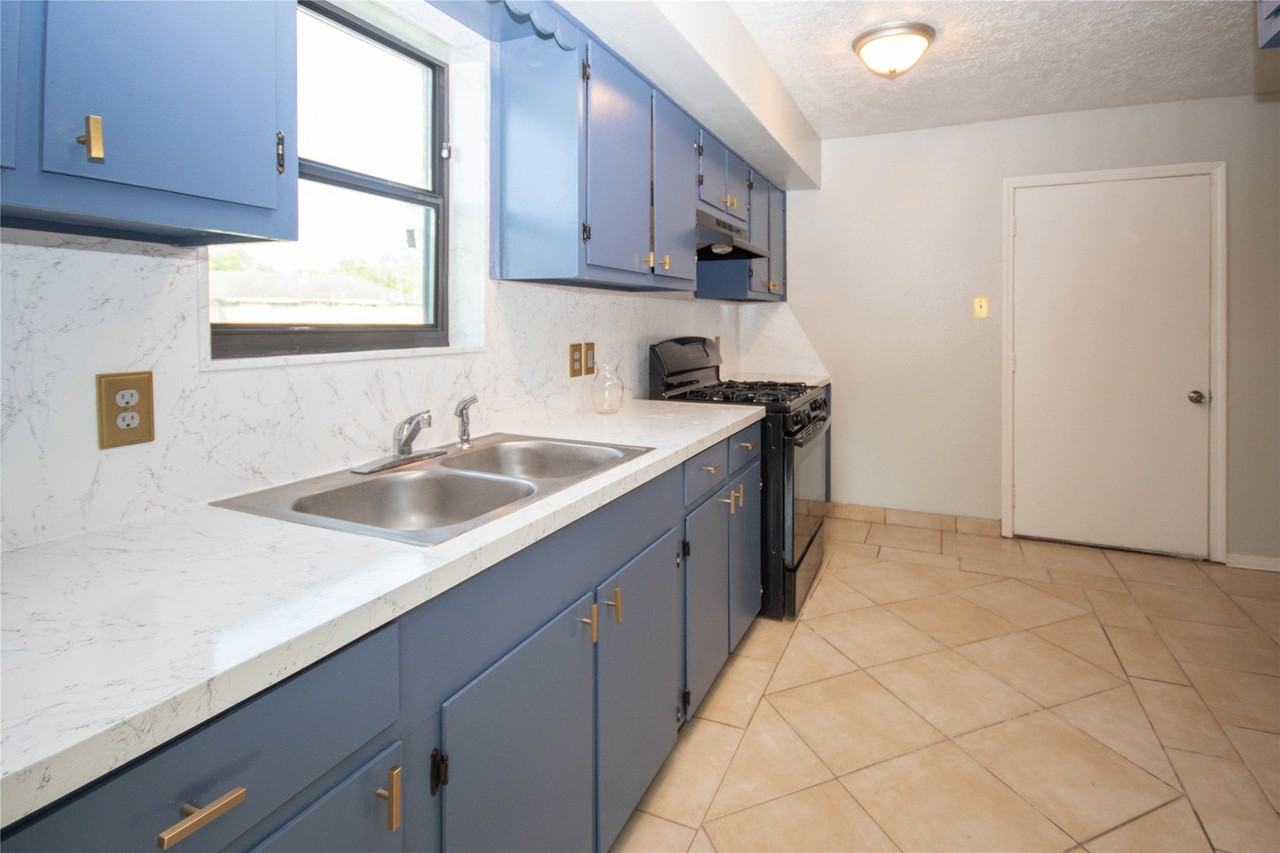 10902 Mosscrest Dr - Photo 7 of 25