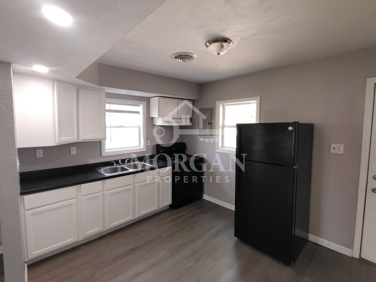 715 E Sherman St - Photo 3 of 6