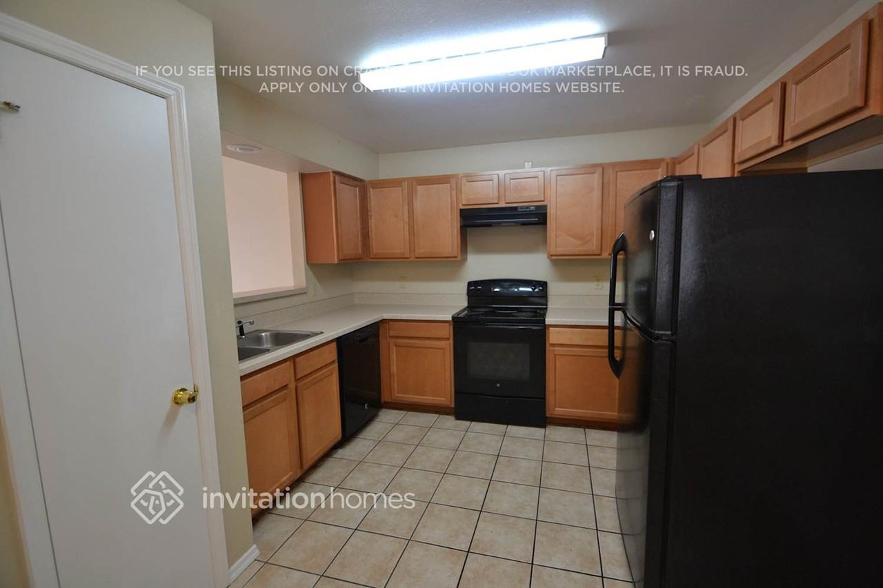 155 Pinewood Cir - Photo 4 of 12