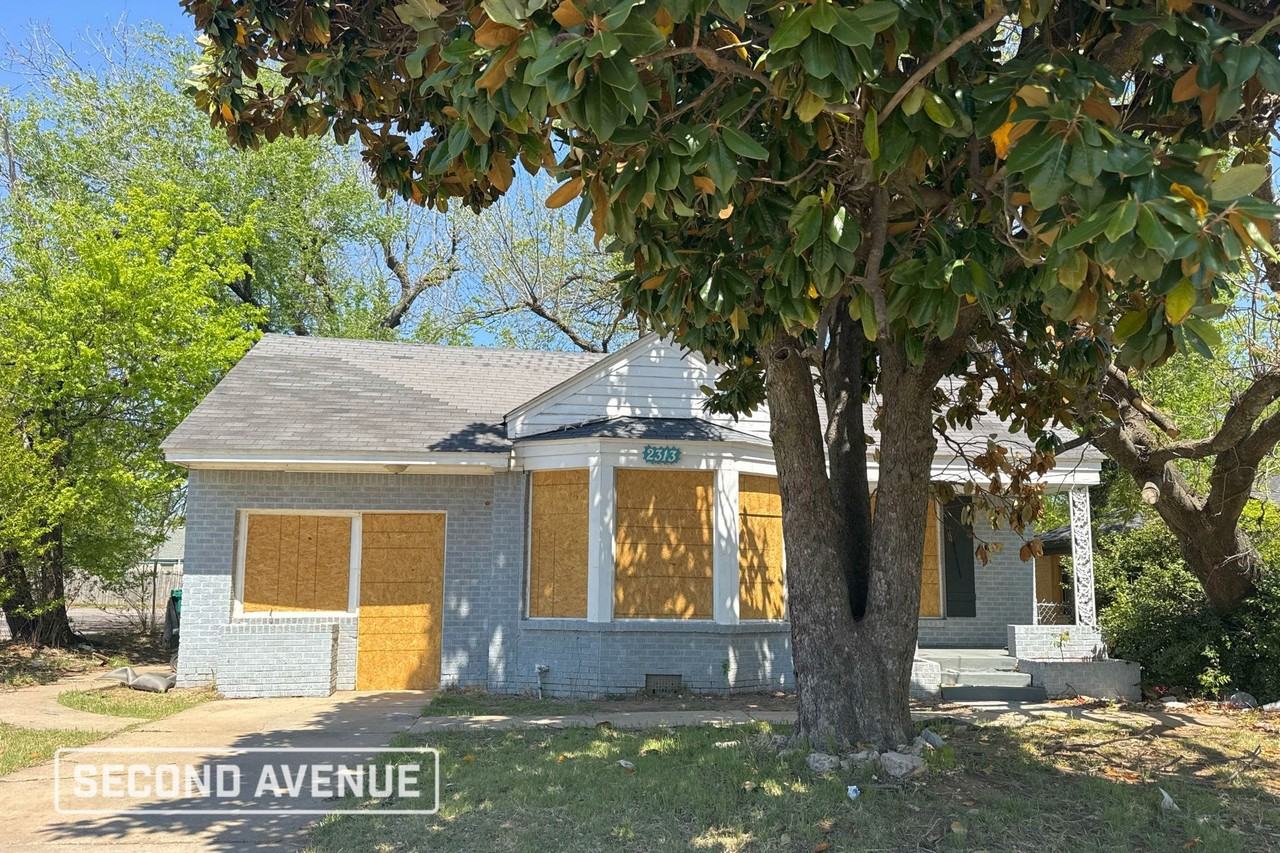 2313 Ne 23rd St - Photo 4 of 15
