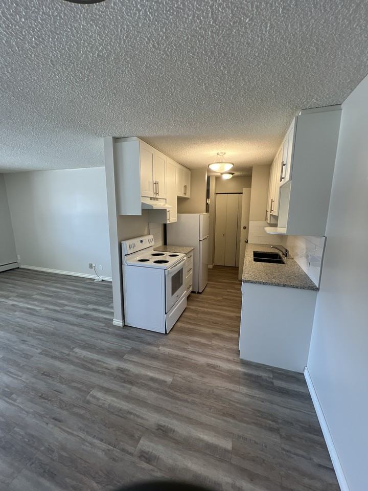 Birchmount Apartment - Photo 2 of 10